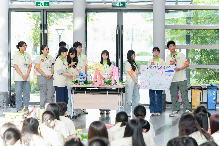 图为同学们分组呈现对“未来城”的创意。