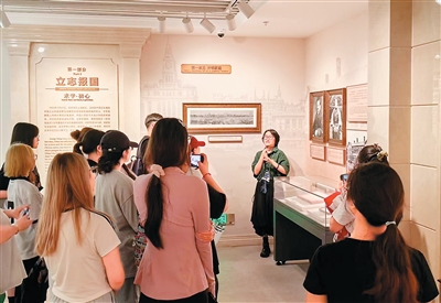 香港城市大学学生黄龙英在宋庆龄同志故居为参观者作讲解。