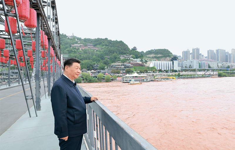 2024年9月10日至13日，中共中央总书记、国家主席、中央军委主席习近平在甘肃考察。这是11日下午，习近平在兰州中山桥上远眺黄河。图片来源：新华网