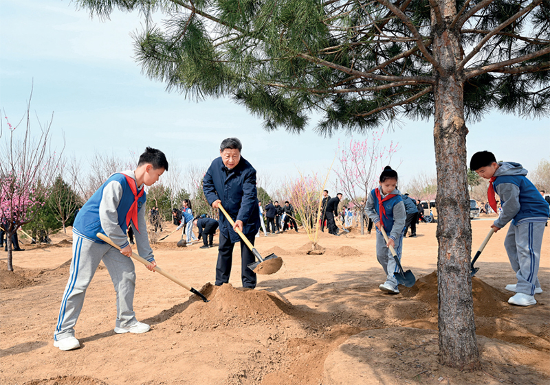 2025年4月3日，党和国家领导人习近平、李强、赵乐际、王沪宁、蔡奇、丁薛祥、李希、韩正等来到北京市丰台区永定河畔参加首都义务植树活动。这是习近平同大家一起植树。图片来源：新华网
