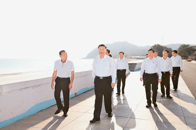 2024年10月15日至16日，中共中央总书记、国家主席、中央军委主席习近平在福建考察。这是15日下午，习近平在漳州市东山县陈城镇澳角村考察时，步行察看澳角湾海域环境和村容村貌。图片来源：新华网