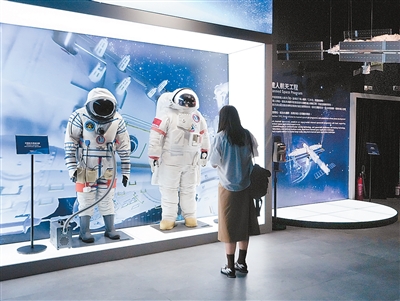 图为媒体记者在香港科学馆观看展品。