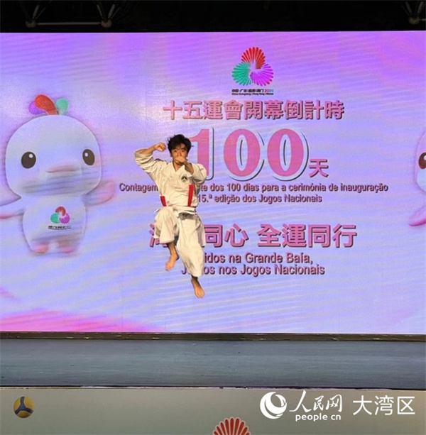 图为空手道运动员表演。