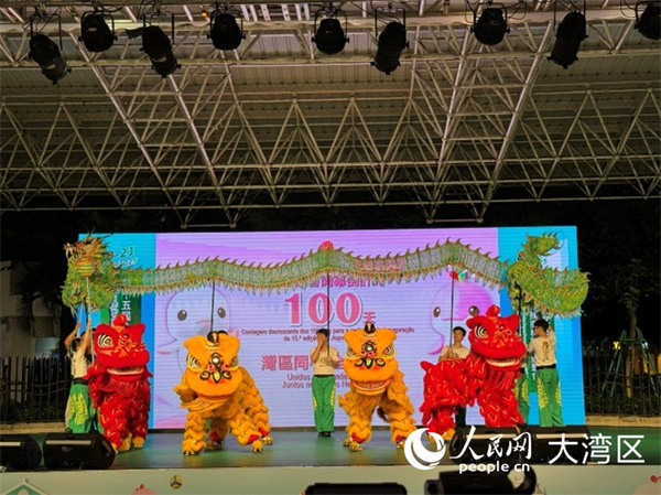 图为庆祝晚会在舞狮舞龙表演中开始。