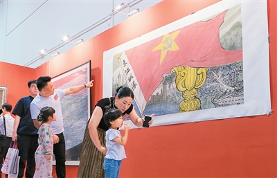 图为观众参观展览。