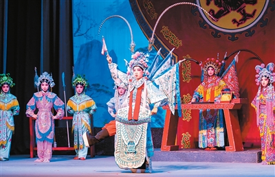图为澳门学生演出《满门忠烈杨家将》，展现艺术学习成果。