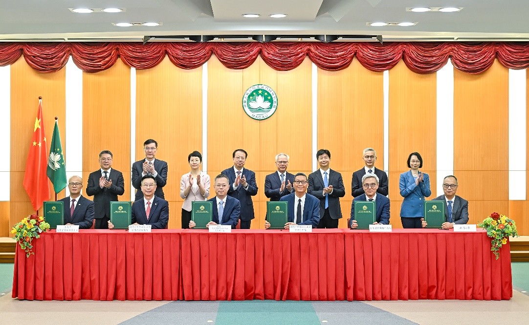 图为岑浩辉、龚正等见证澳沪两地代表签署多份合作协议。