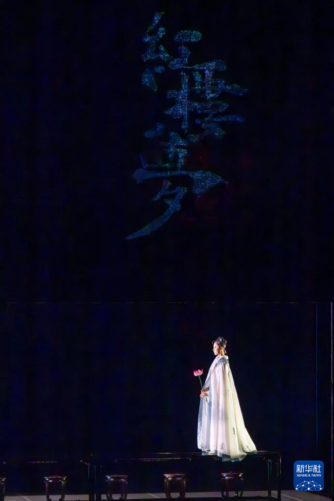 这是8月8日民族舞剧《红楼梦》正式演出开始前的暖场表演。