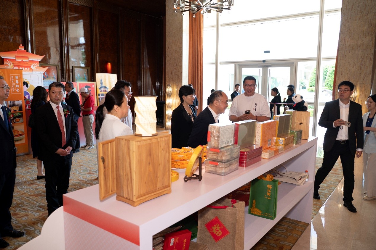 上海非遗美食在澳门展示，吸引众人驻足观看品尝。