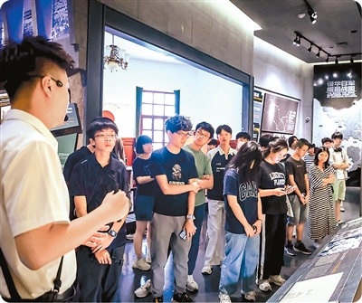 香港学生在侵华日军第七三一部队罪证陈列馆参观。