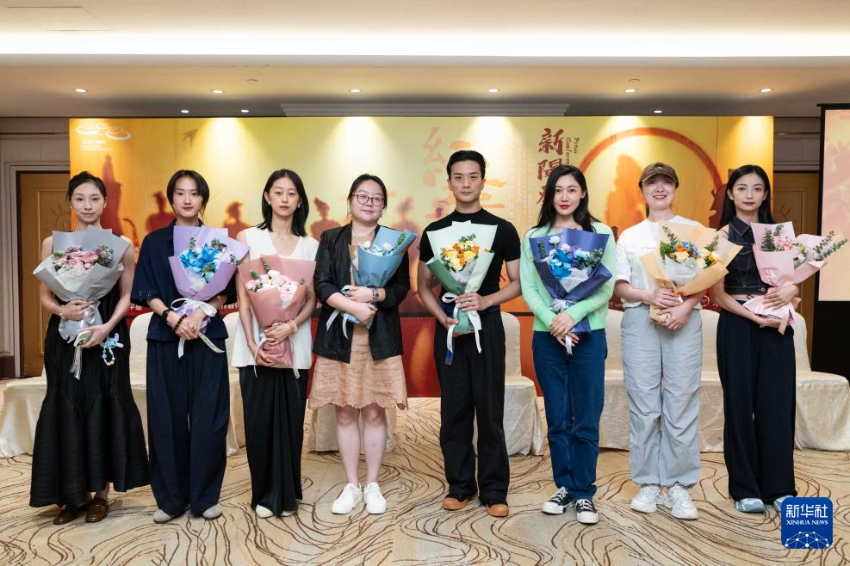 8月11日，演员在江苏大剧院原创民族舞剧《红楼梦》新闻发布会现场合影。