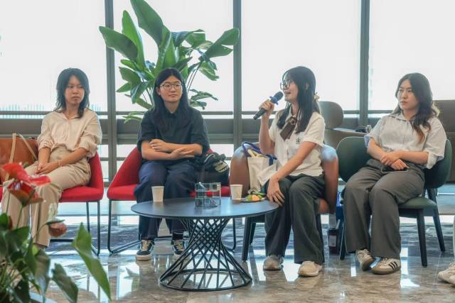 港澳青年在结营仪式上分享实习收获与感受。