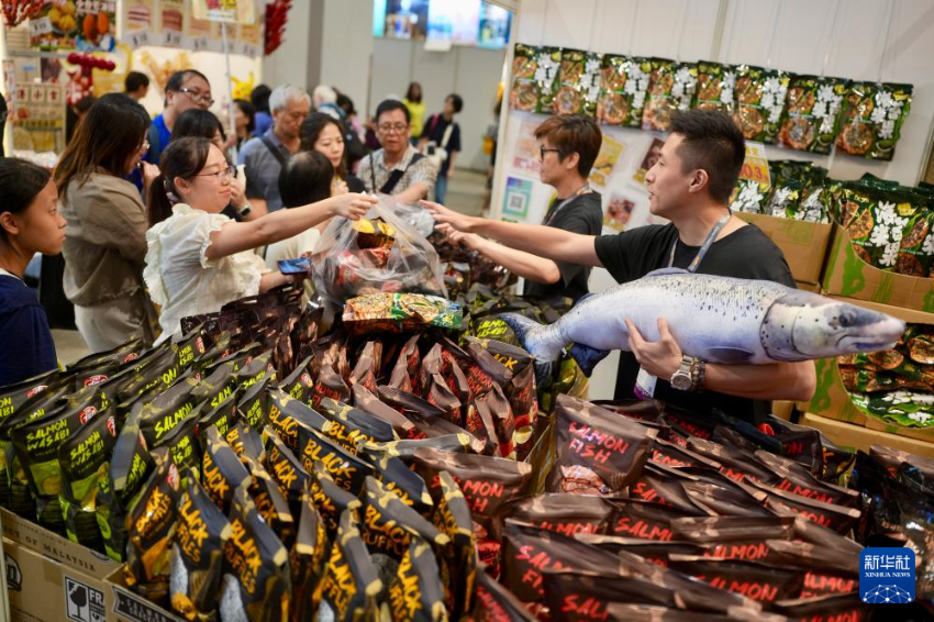8月14日，观众在第35届美食博览上选购商品。