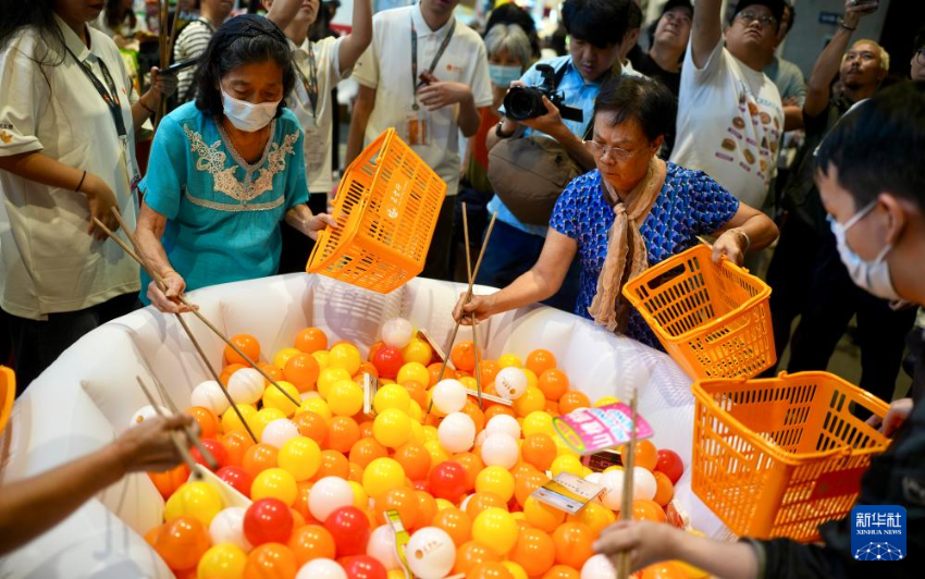 8月14日，观众在第35届美食博览上参加互动游戏。