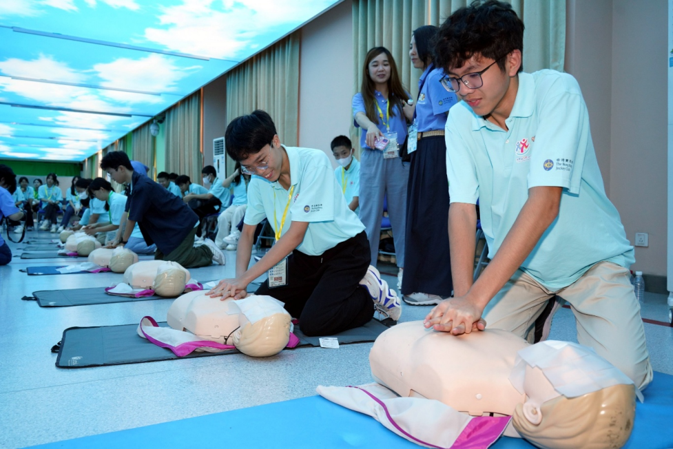 学员参观四川大学-香港理工大学灾后重建与管理学院。