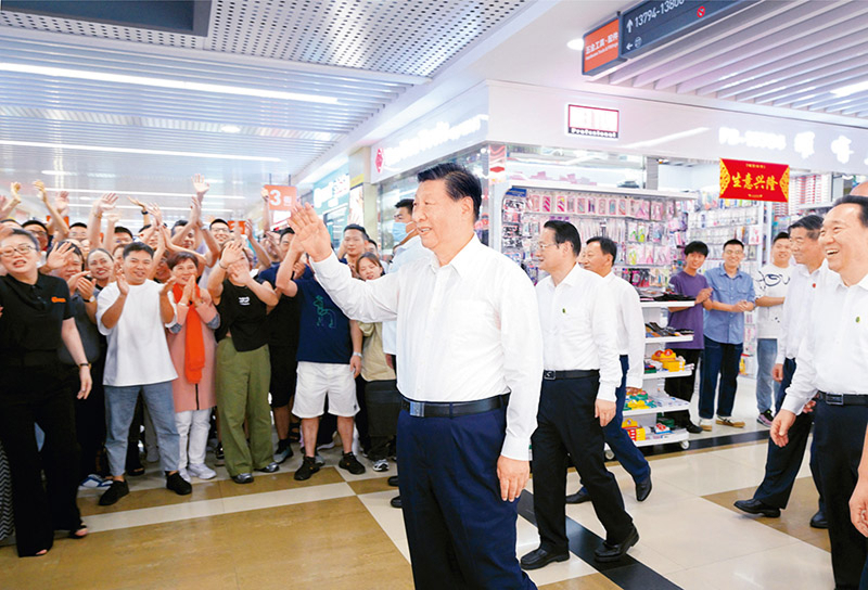 2023年9月20日至21日，中共中央总书记、国家主席、中央军委主席习近平在浙江考察。这是20日上午，习近平在义乌国际商贸城考察时，同商户亲切交流。图片来源：新华网