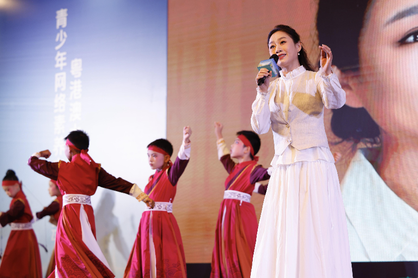 粤歌表演《天下一心》。