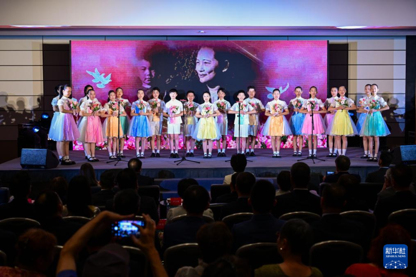 这是8月20日在活动现场拍摄的节目表演。