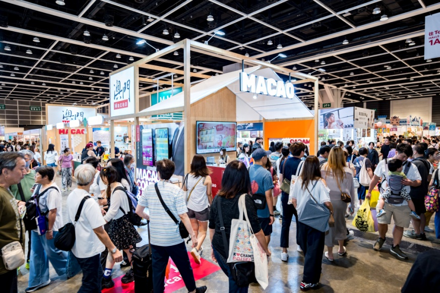 图为香港“第35届美食博览”澳门馆人潮络绎。
