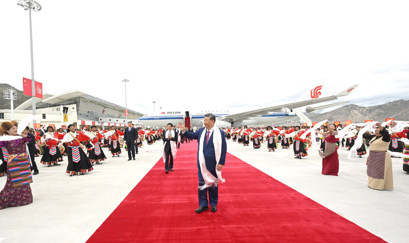 8月20日中午，中共中央总书记、国家主席、中央军委主席习近平率中央代表团乘专机抵达拉萨，出席西藏自治区成立60周年庆?；疃?。这是习近平向欢迎群众挥手致意。图片来源：新华网