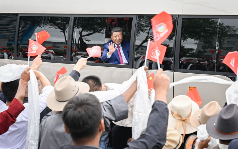 8月20日中午，中共中央总书记、国家主席、中央军委主席习近平率中央代表团乘专机抵达拉萨，出席西藏自治区成立60周年庆?；疃?。这是习近平打开车窗，向沿途群众频频挥手致意。图片来源：新华网