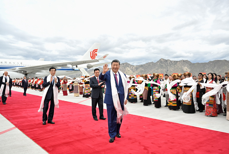 8月20日中午，中共中央总书记、国家主席、中央军委主席习近平率中央代表团乘专机抵达拉萨，出席西藏自治区成立60周年庆祝活动。这是习近平向欢迎群众挥手致意。图片来源：新华网