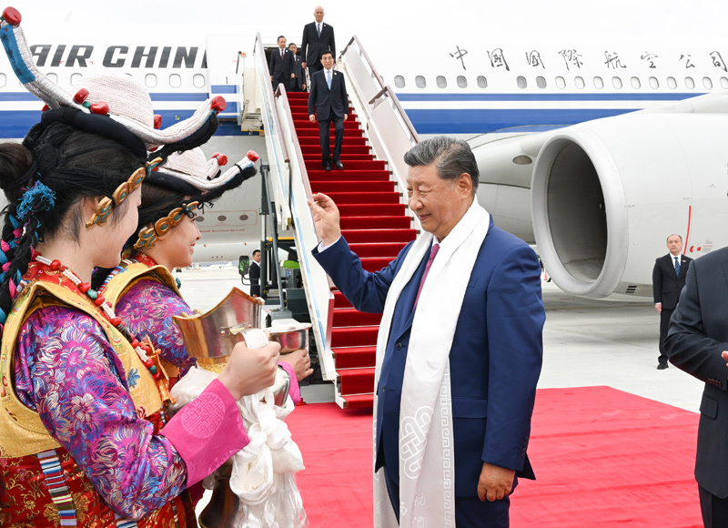 8月20日中午，中共中央总书记、国家主席、中央军委主席习近平率中央代表团乘专机抵达拉萨，出席西藏自治区成立60周年庆祝活动。这是礼仪人员敬献切玛和青稞酒。图片来源：新华网