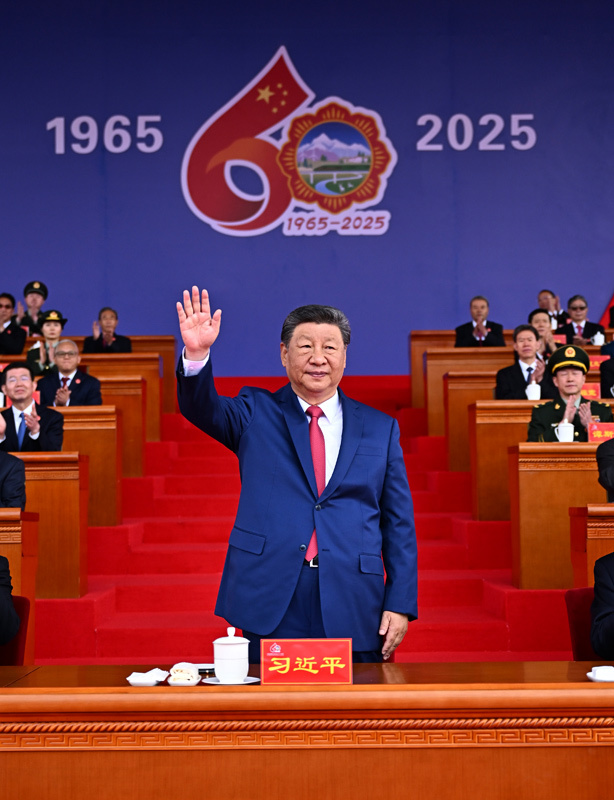 8月21日上午，西藏各族各界干部群众约2万人欢聚拉萨市布达拉宫广场，热烈庆祝西藏自治区成立60周年。中共中央总书记、国家主席、中央军委主席习近平出席庆祝大会。图片来源：新华网