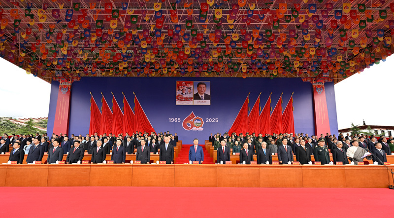 8月21日上午，西藏各族各界干部群众约2万人欢聚拉萨市布达拉宫广场，热烈庆祝西藏自治区成立60周年。中共中央总书记、国家主席、中央军委主席习近平出席庆祝大会。王沪宁、蔡奇出席大会。图片来源：新华网
