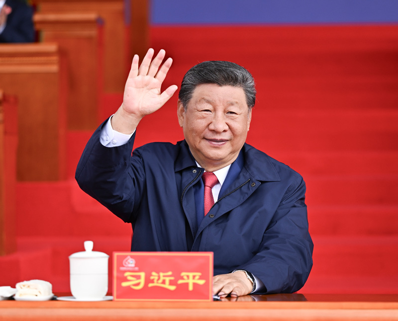8月21日上午，西藏各族各界干部群众约2万人欢聚拉萨市布达拉宫广场，热烈庆祝西藏自治区成立60周年。中共中央总书记、国家主席、中央军委主席习近平出席庆祝大会。图片来源：新华网
