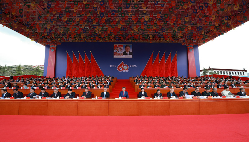 8月21日上午，西藏各族各界干部群众约2万人欢聚拉萨市布达拉宫广场，热烈庆祝西藏自治区成立60周年。中共中央总书记、国家主席、中央军委主席习近平出席庆祝大会。王沪宁、蔡奇出席大会。图片来源：新华网
