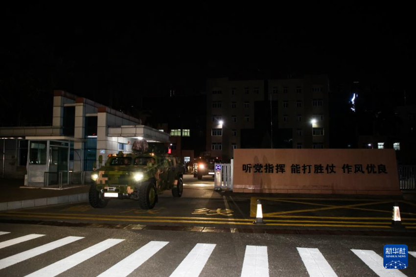 根据《中华人民共和国香港特别行政区驻军法》和中央军委命令，中国人民解放军驻香港部队于8月22日组织了第28次建制单位轮换，轮换行动于当晚顺利完成。