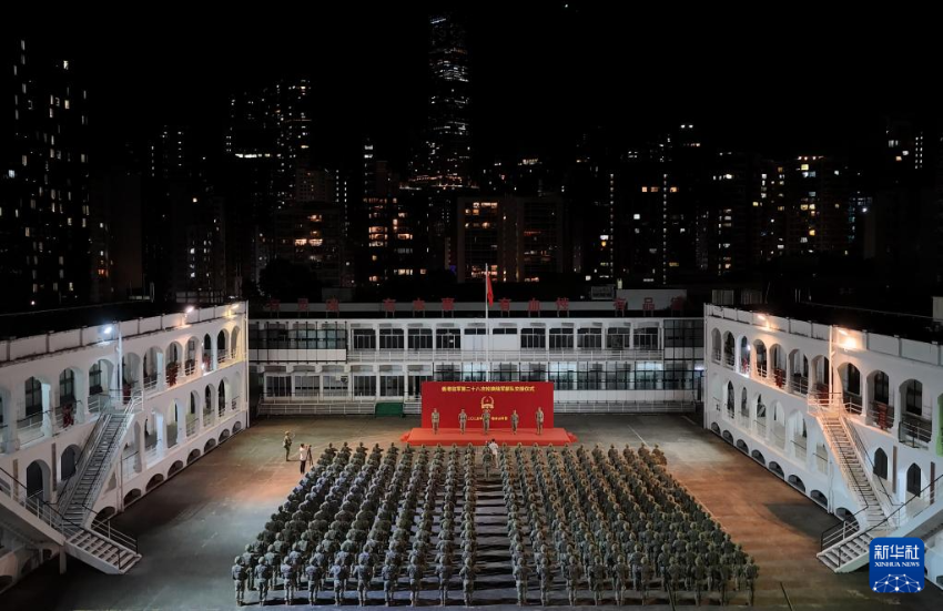 根据《中华人民共和国香港特别行政区驻军法》和中央军委命令，中国人民解放军驻香港部队于8月22日组织了第28次建制单位轮换，轮换行动于当晚顺利完成。