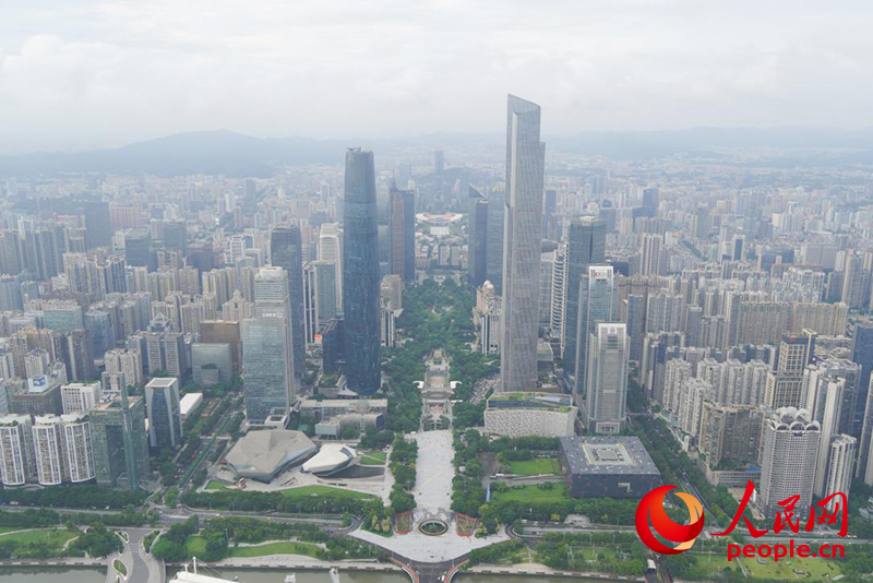 广东是我国首个经济总量突破14万亿元的省份，图为广州城市新中轴线珠江新城。