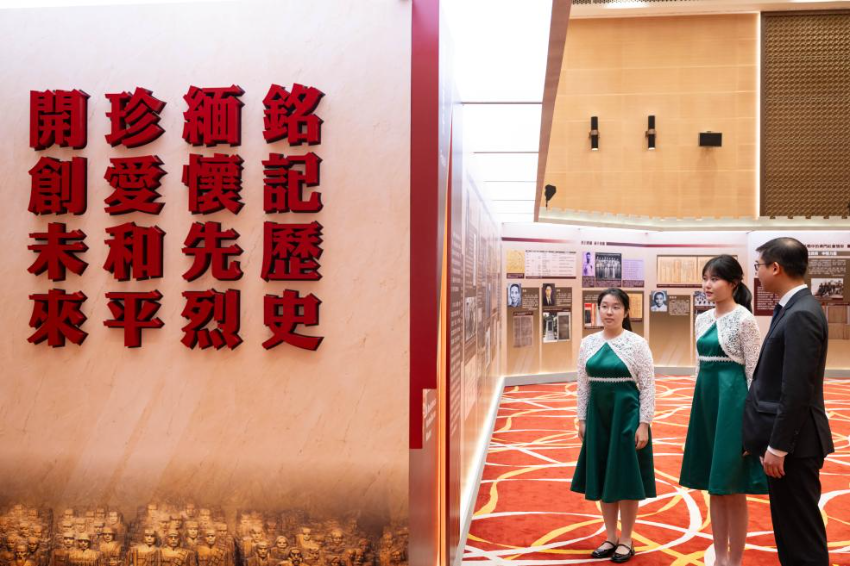 8月25日，澳门学生参观纪念抗战胜利80周年主题展览。